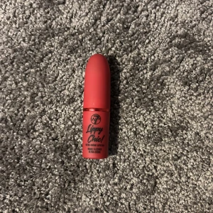 W7 Lippy Chic! Läppstift rödrosa - Snyggt läppstift från W7 i färgen rödrosa. Ultra crème-formula som ger en krämig och intensiv färg till läpparna. Kommer i en stilren, matt rödrosa hylsa med svart text. Perfekt för dig som vill ha ett statement på läpparna.