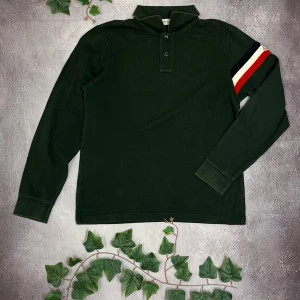 Moncler Maglia Long Sleeve Polo (Äkta) - Moncler Maglia long sleeve polo 🎨 Färg: Mörkgrön 📏 Storlek: L (Slimfit) 📐 Mått: Fråga om det önskas ♻️ Skick: 8/10 🧵 Material: 100% Bomull  ‼️Skickas dagen efter köpet genomförs‼️