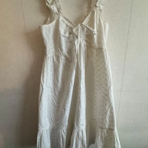 Vit sommarklänning från Nelly - Väldigt fin skick!