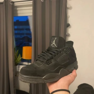 Svarta Nike Air Jordan 4 sneakers - Jordan 4 Black Cats storlek 44, använd endast ett par gånger och är i väldigt bra skick. Om du har några frågor skriv gärna
