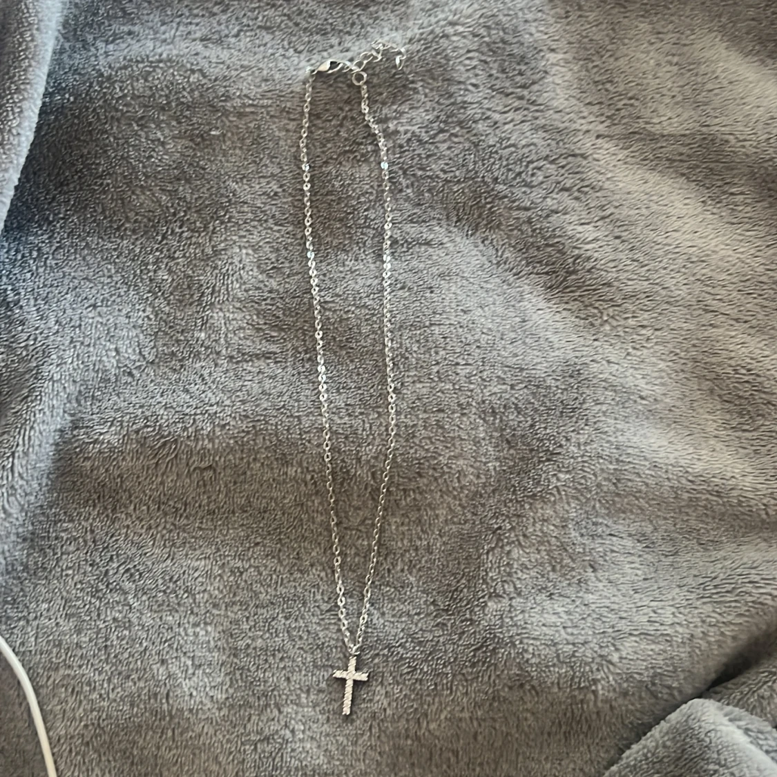 Silverhalsband med korshänge