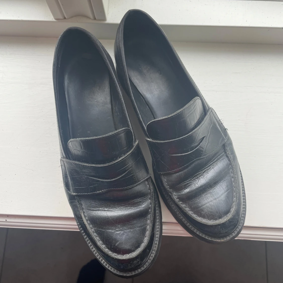 Svarta loafers i skinn med crocomönster