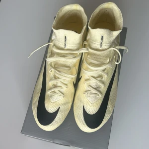 Helt Nya Nike fotbollskor!  - Köpte dessa skor men de passade inte mig helt enkelt. Enbart testade! Nypris 2500. 