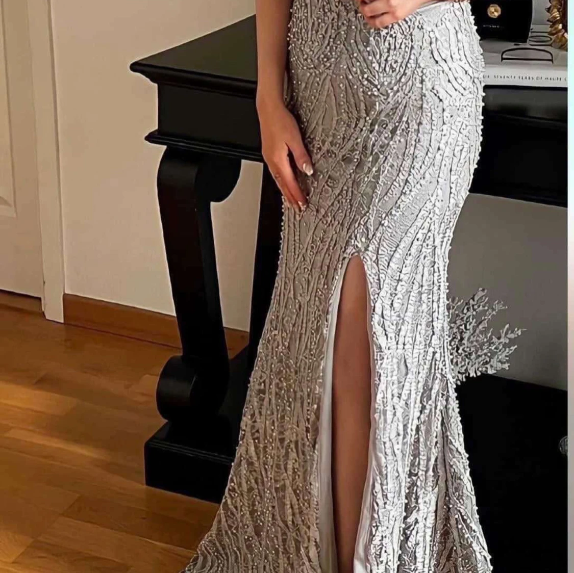 Silverglittrig långklänning med fjädrar - 1
