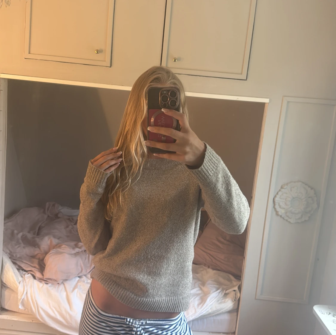 Beige stickad tröja med rund hals