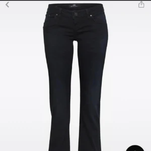 Svarta bootcut jeans från LTB - Lågmidjade byxor som är slutsålda🤍färgen nattblå i storlek W28 L34🤍skriv privat om pris!!