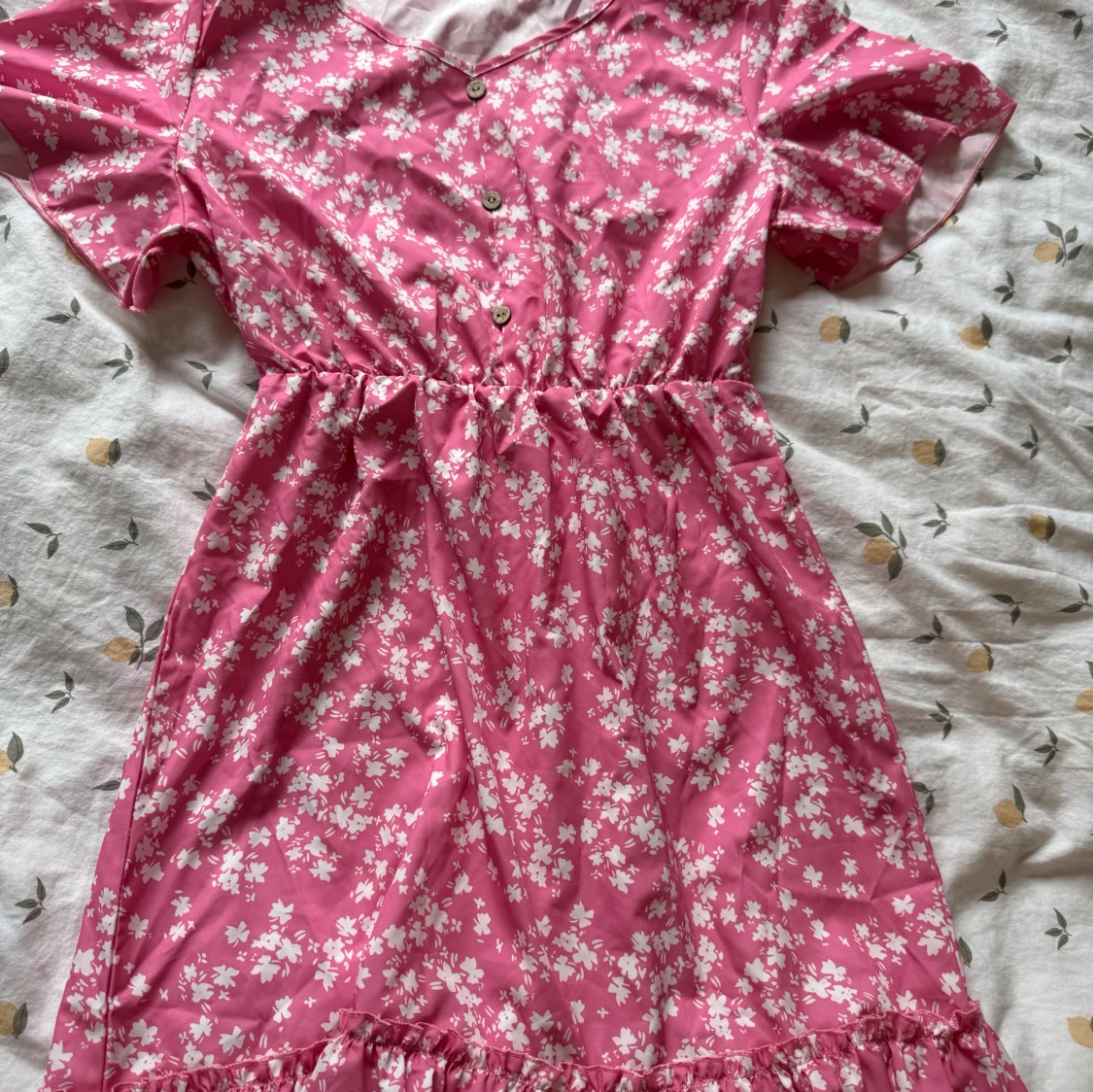 Rosa blommig kortklänning med volang - 1