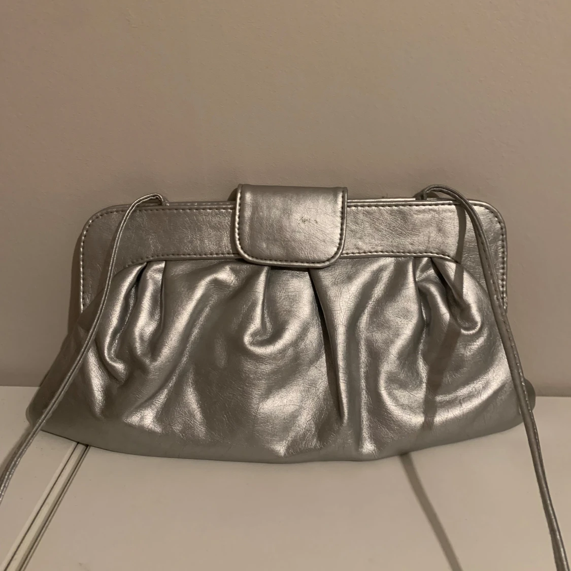 Silver axelväska från Accessories by Wedins