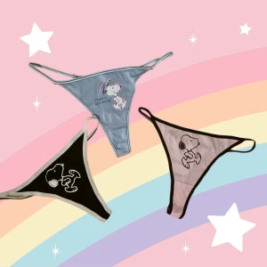 Snobbenstring Large och 40 - Tre stringtrosor med Snoopy / Snobben på. Från HM. Nya, men finns inga lappar kvar. Den ljusblå är large, övriga storlek 40.