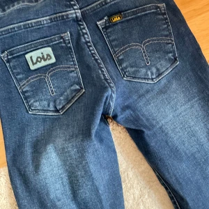 Jeans - Dom perfekta bootcut jeansen med detaljer på baksidan. Passar till alla typer av toppar du kan tänkta dig! Har aldrig använt jeansen och märket är Louis. Så bra pris då Louis jeans brukar vara dyra 