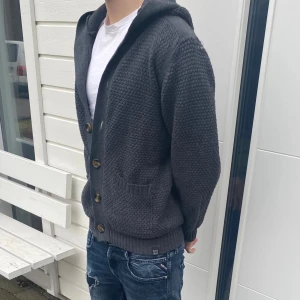 Stickad cardigan med luva - En riktigt snygg cardigan med luva | Skick: 9,5/10✅ | Jag på bilden är 183 | storlek L, men uppfattas mer som M|  Hör av dig vid fler frågor!