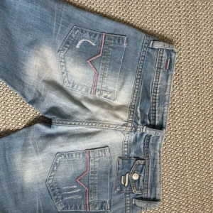 Lågmidjade Diesel jeans - Säljer dessa sjukt snygga diesel jeans då de tyvärr va för små för mig, lågmidjade med fina detaljer på bakfickorna😍midjemått tvärs över: 36cm, innerbenslängd: 86cm❤️skriv om ni har frågor!! 💕💕