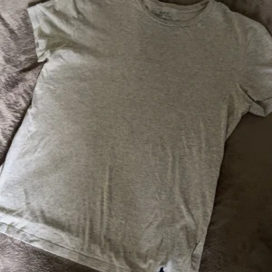 Grå t-shirt från Polo Ralph Lauren - Grå T-shirt från Ralph Lauren i storlek M.