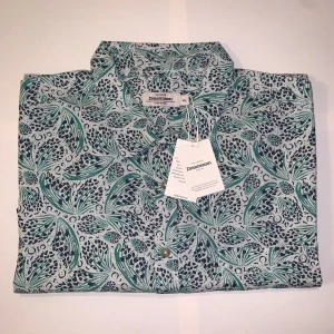 Mönstrad kortärmad skjorta från Dressmann -  Helt ny skjorta i storlek 4XL. Från dressmann. Originalpris 399kr men jag säljer för 50kr. 55% linne. 45% bomull. 