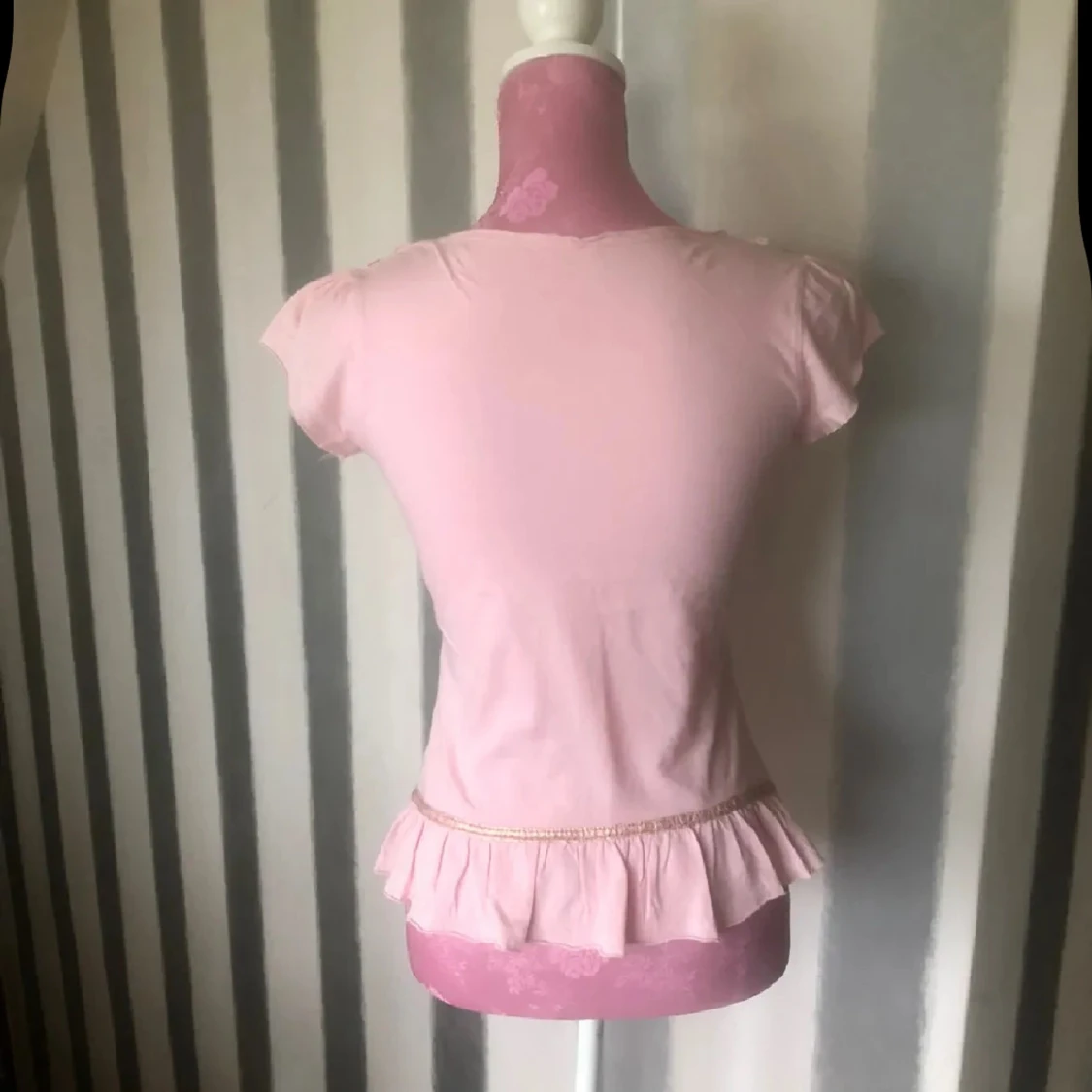 Ljusrosa blus med volang och guldiga detaljer - 1