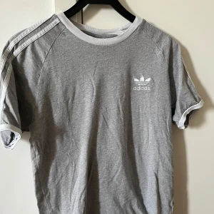 Grå t-shirt från Adidas - Snygg grå t-shirt från Adidas i storlek S.