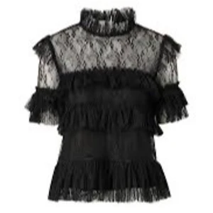 Svart spetsblus med volanger från By Malina - Spetsblus från By Malina, använd fåtals gånger, storlek xs men passar också s. Bra skick utan några fel.