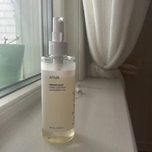 Anua Heartleaf Pore Control Cleansing Oil - Rengöringsolja från Anua med pumpflaska. Produkten är genomskinlig med en ljusgul ton och används för att ta bort smink och rengöra porer. Flaskan rymmer 200 ml och har texten 'Keep things simple' på sidan. Se bild för hur mycket som är kvar, säljer då den inte passade min hudtyp , pris kan diskuteras