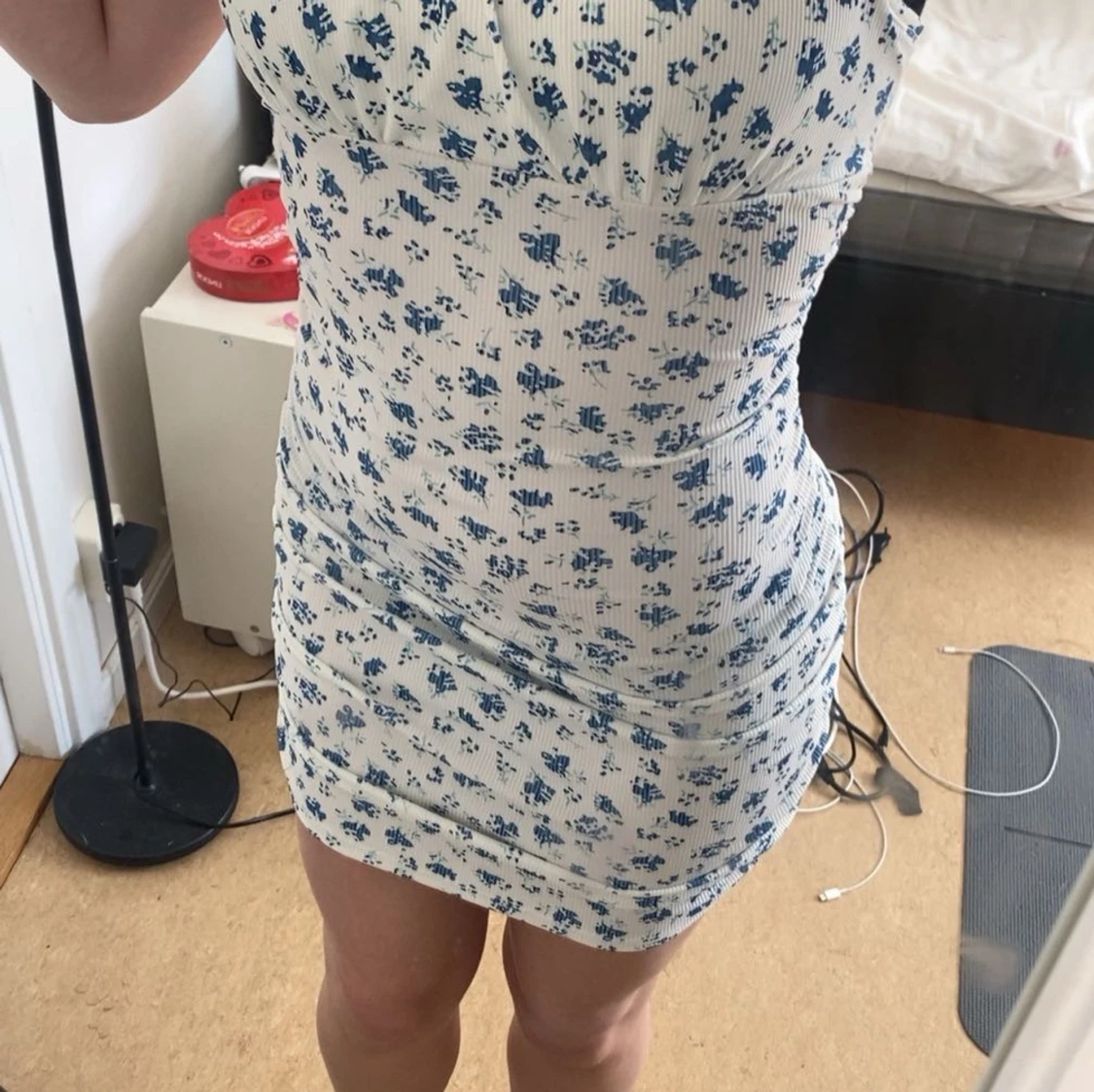 Vit blommig kortklänning med blått mönster - 1