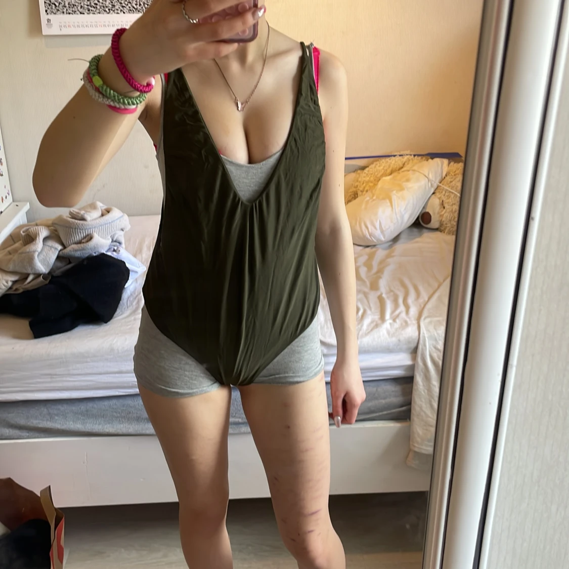 Olivgrön baddräkt med djup v-ringning - 4