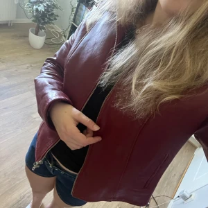 Röd skinnjacka - Röd skinnjacka, i fint skick! Pris går att diskuteras :)