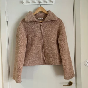 Teddyjacka från hm  - Använd men fortfarande i bra skick, inga defekter, storlek M men passar S, priset går att diskuteras 💕