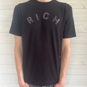 Svart John Richmond t-shirt (HELT NY) - Svart John Richmond t-shirt| Skick: 10/10       (Helt ny) Storlek:S Hör av er vid minsta fundering! 