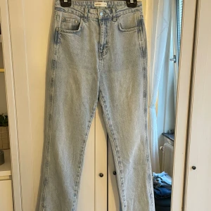 High straight jeans - Raka jeans med relativt slim passform i benen med hög midja, storlek S. Fint skick inga defekter!! Ifrån Gina tricot