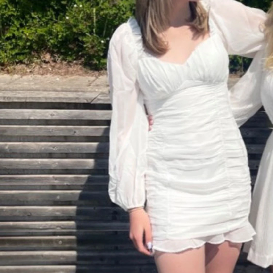 Vit kortklänning med puffärmar från NLY Trend