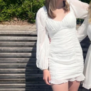 Vit kortklänning med puffärmar från NLY Trend - Säljer en vit kortklänning från Nelly i storlek 36. Bra till skolavslutning Använd 1 gång