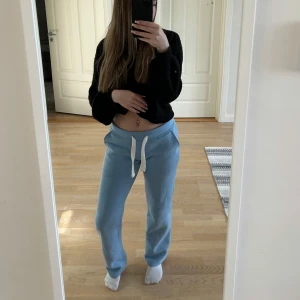 Russemerch byxor  - Säljer dessa blåa mjukisbyxor från Russemerch!💙 De är i storlek XS och används ett fåtal gånger☺️ Sitter perfekt på mig som är 160 cm lång! Nypris 500kr