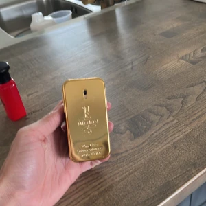 1 Million Eau de Toilette herrparfym från Paco Rabanne - Säljer en ikonisk herrparfym, 1 Million från Paco Rabanne. Flaskan är guldig och rektangulär med metallisk finish och svart baksida. Doften är fräsch och kryddig, perfekt för dig som vill sticka ut. Det är 30ml kvar av parfymen!