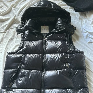 Moncler puffer vest - Köpt på NK i Stockholm nästan sprillans ny. Använd 4/5 gånger, den passade inte riktigt min stil och var värt lite för mycket pengar. Den är äkta, om du vill ha bild på nfc tagen på märket får du skicka. 