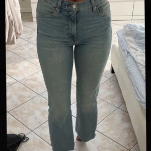 Blå bootcut jeans med hög midja - Jeans från Mango