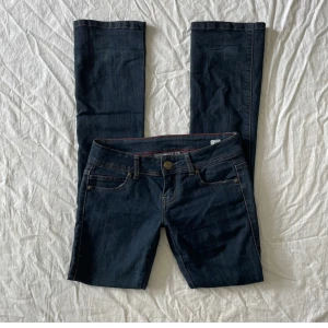 Lågmidjade jeans - Bra skick! Mått: midjemått rakt över 38-42 stretch grenhöjd 19 innerbenslängd 86,5cm💗 jag är 180 och brukar ha 38/m💗