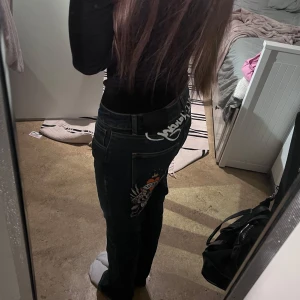 Ed Hardy jeans - Snygga äkta mörkblå jeans från Ed Hardy. Skriv vid intresse kan gå ner i pris!!⭐️ Jeansen har en bootcut-stil och är perfekta för att ge en extra touch till din outfit.💗Har använt dom fåtal gånger.💘Köpte dom för 1300kr (lägger upp igen pga lite intresse på förra anonsen)