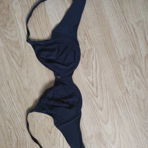 Svart bh från triumph  - Säljer en svart bh från triumph och den är helt ny. i storlek 85C. Material är 85% polyamid och 15 elastan. På sista bilden kan du se att det sticker ut ''fransar'' men beroende på materiellt så är alla bh så (jag kan skicka bild på deras hemsida där de säljer samma bh) original över 500kr