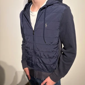 Ralph Lauren Cardigan - Riktigt snygg cardigan från ralph lauren i bra skick! Storlek S-Xs. Hör av er vid frågor! Pris kan diskuteras vid snabb affär