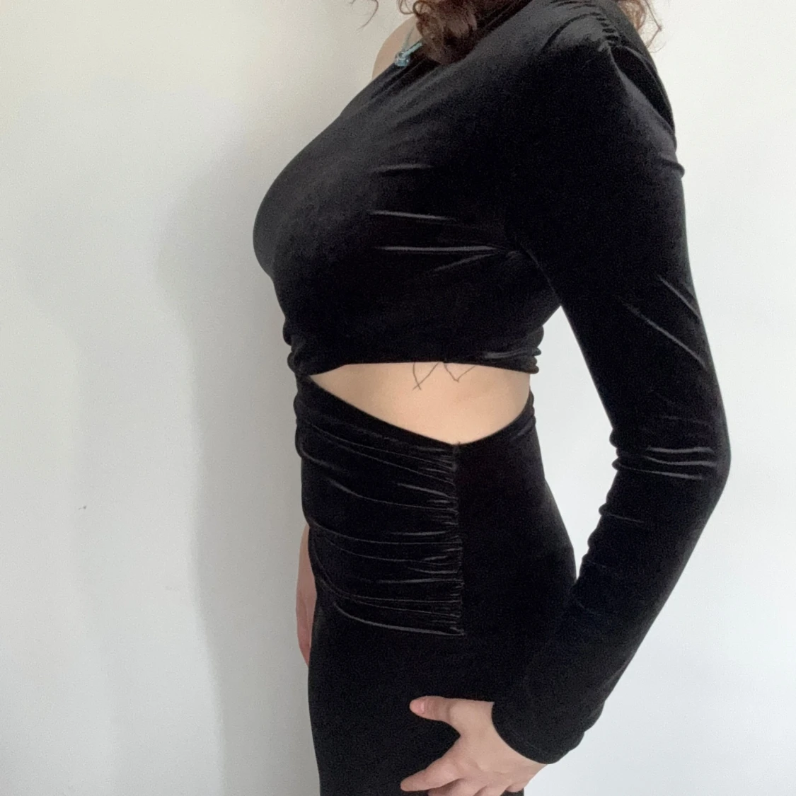 Svart sammetsklänning med oneshoulder och slits - 1