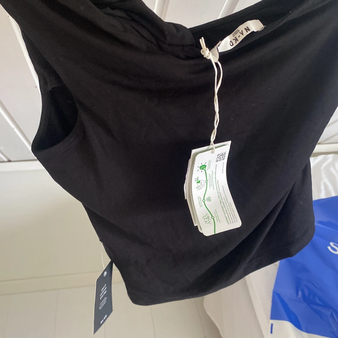 Svart oneshoulder topp från NA-KD - 2