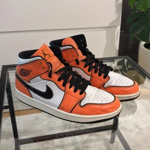 Air Jordan 1 Mid ”Turf orange” - Skorna är använda. Priset går att diskutera. (Finns varken kvitto eller Låda).