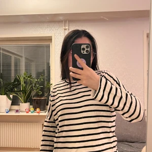 Randig långärmad tröja från Monki - En oversize tröja! Passar om man är storlek S. Superenkel att matcha med jeans eller kjol!