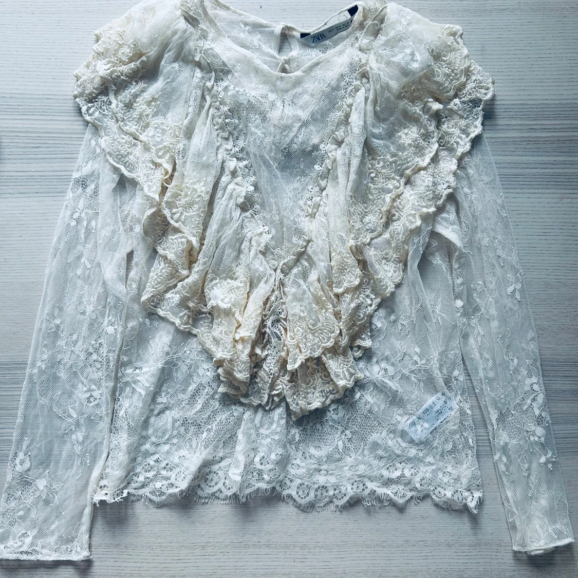 Vit spetsblus med volang från Zara