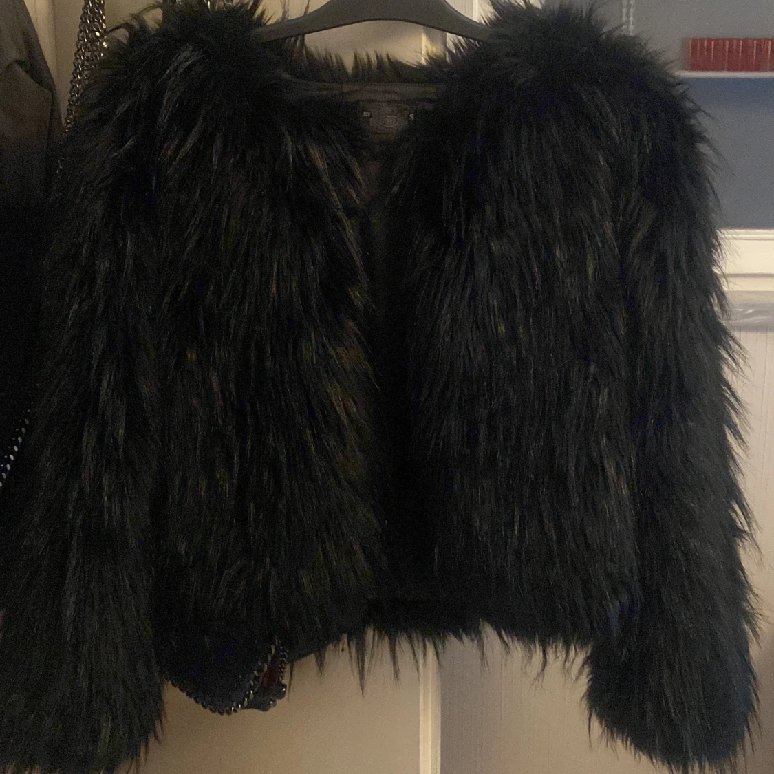 Svart fuskpälsjacka från Crocker