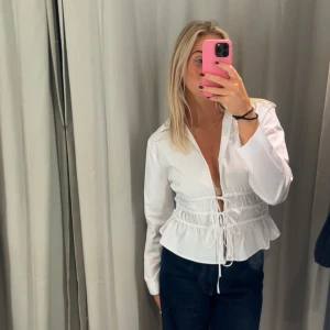 Skjorta - En vit skjorta/blus med knyte i midjan från Zara. I storlek M. Endast använd en gång så i helt nytt skick!! Säljer för 150kr 👌🏽✨✨✨
