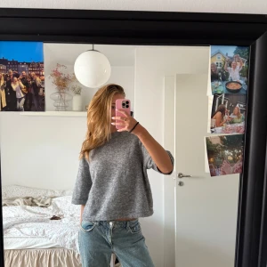 Stickad tröja - Säljer denna superfina stickade T-shirten från &otherstories💕perfekt nu till vår/sommar!