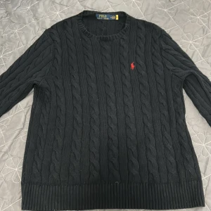 Ralph Lauren  - Mörkblå kabelstickad tröja från Ralph Lauren. Tröjan är i väldigt fint skick och har inga fel någonstans. Jag har helt enkelt gått ner i vikt och den passar mig inte längre men annars är den perfekt. Priset kan diskuteras.