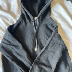 Hoddie - Säljer denna svarta hoodien från hm! Helt okej skick då tröjan är lite nopprig, storlek xs