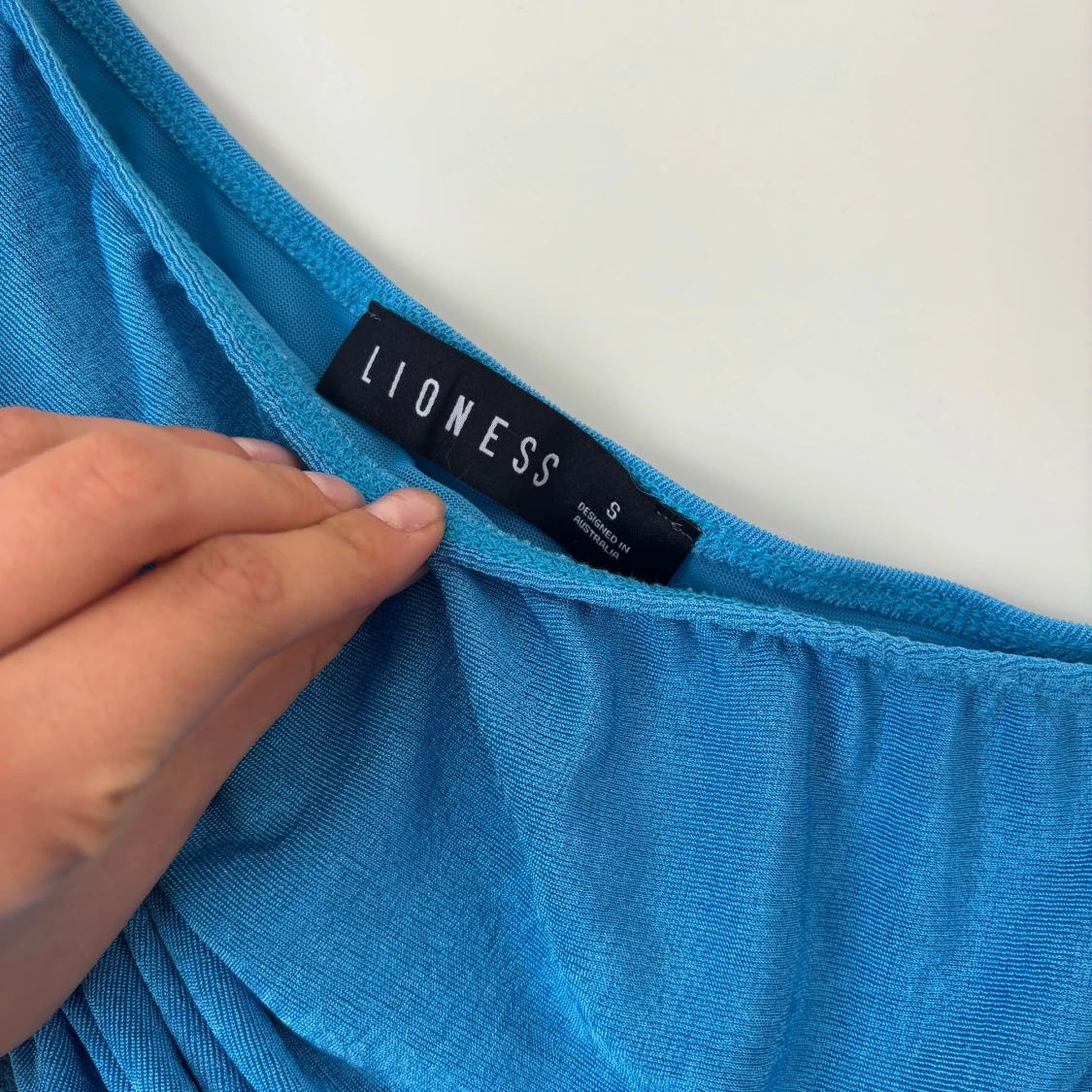 Blå one shoulder draperad klänning  - 2