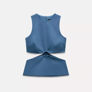 Topp Zara med cutout - snygg slutsåld blå topp från Zara med cutout! Aldrig använd, lapp kvar 🩵 storlek M passar även en S.